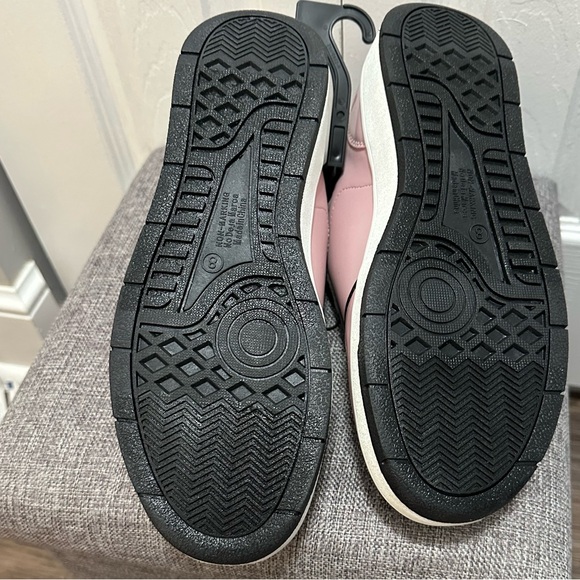 Hello Kitty Women’s Pink, White, And Black Casual Court Sneakers Size 9 - Picture 11 of 11